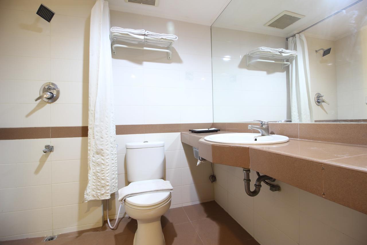 Reddoorz Premium @ Slamet Riyadi 2 Surakarta  Екстер'єр фото