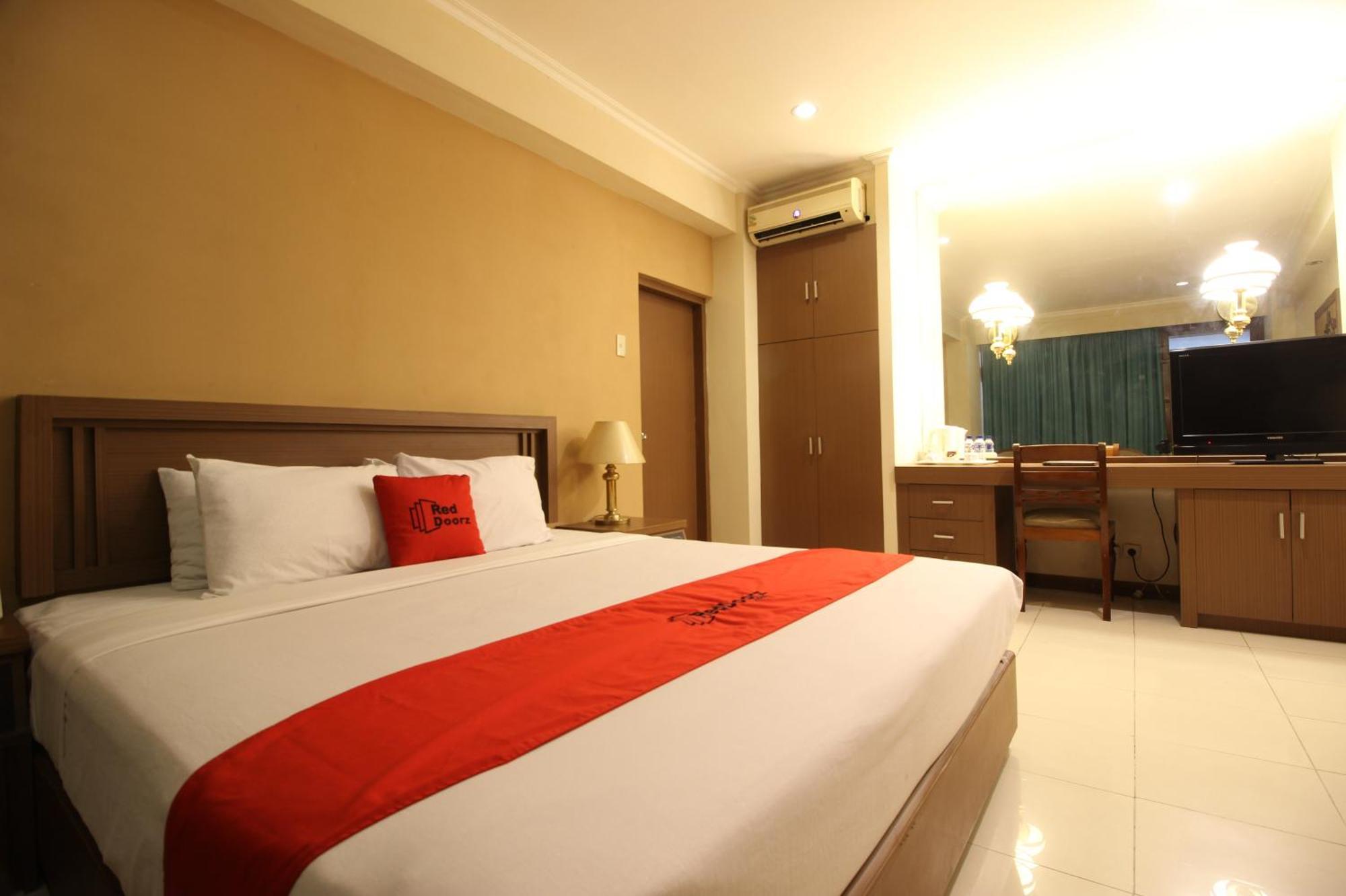 Reddoorz Premium @ Slamet Riyadi 2 Surakarta  Екстер'єр фото