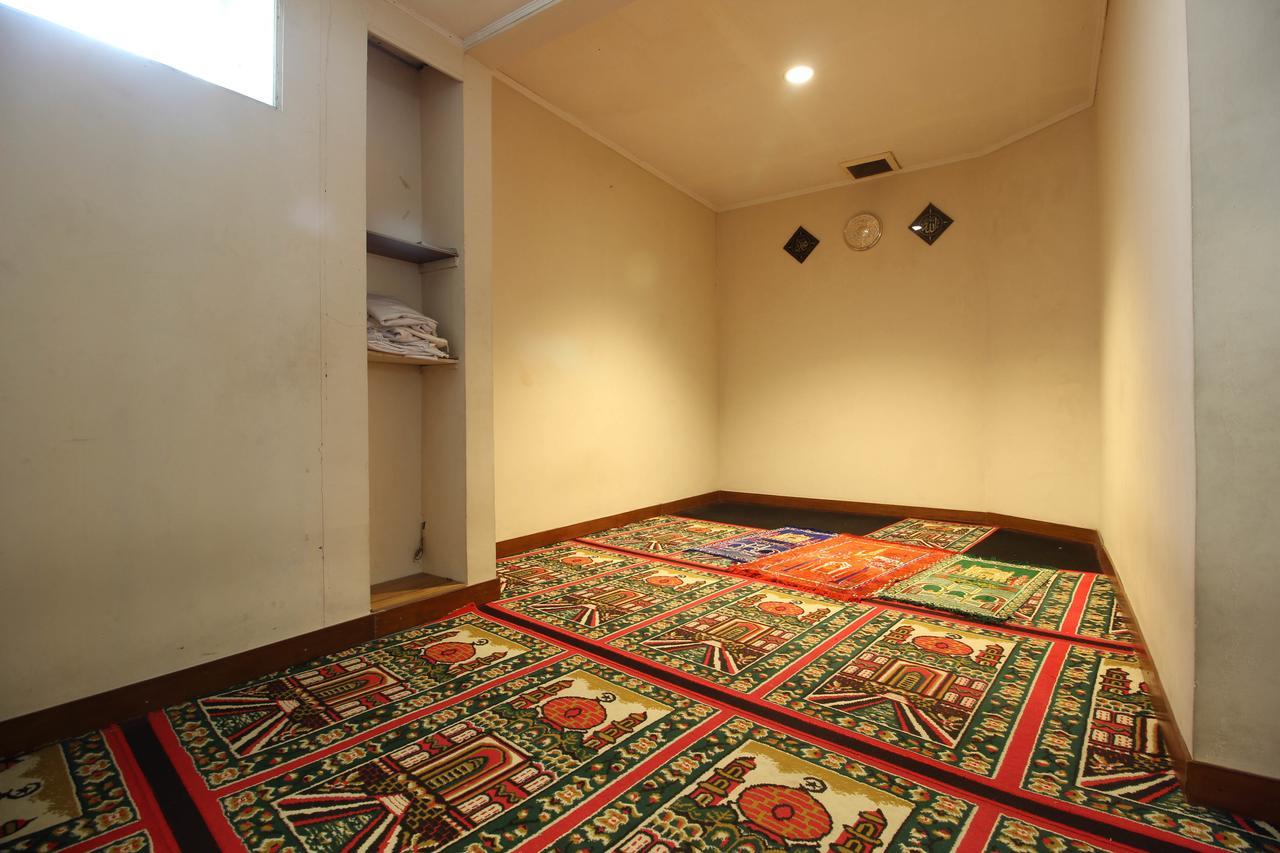 Reddoorz Premium @ Slamet Riyadi 2 Surakarta  Екстер'єр фото
