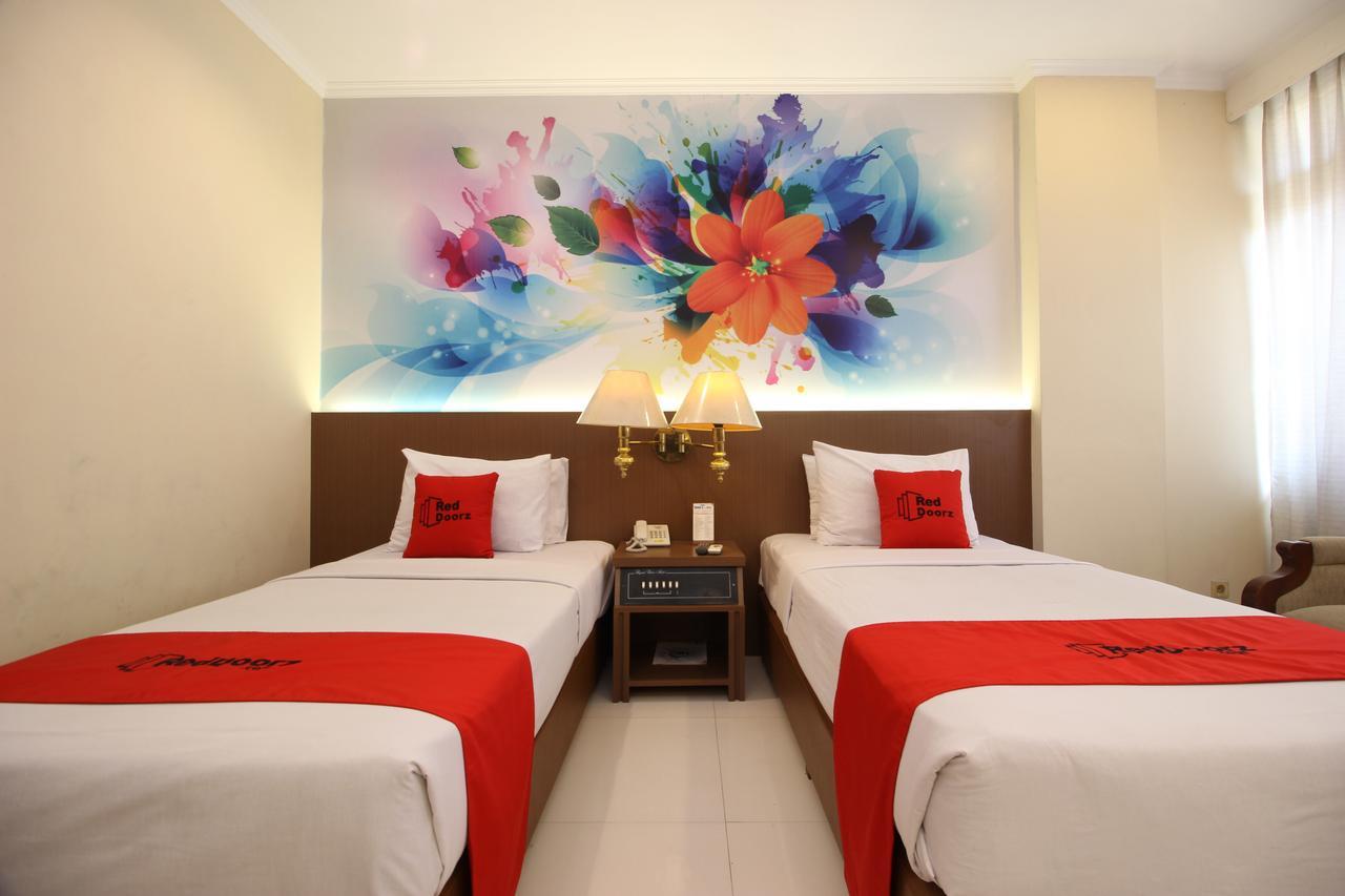 Reddoorz Premium @ Slamet Riyadi 2 Surakarta  Екстер'єр фото