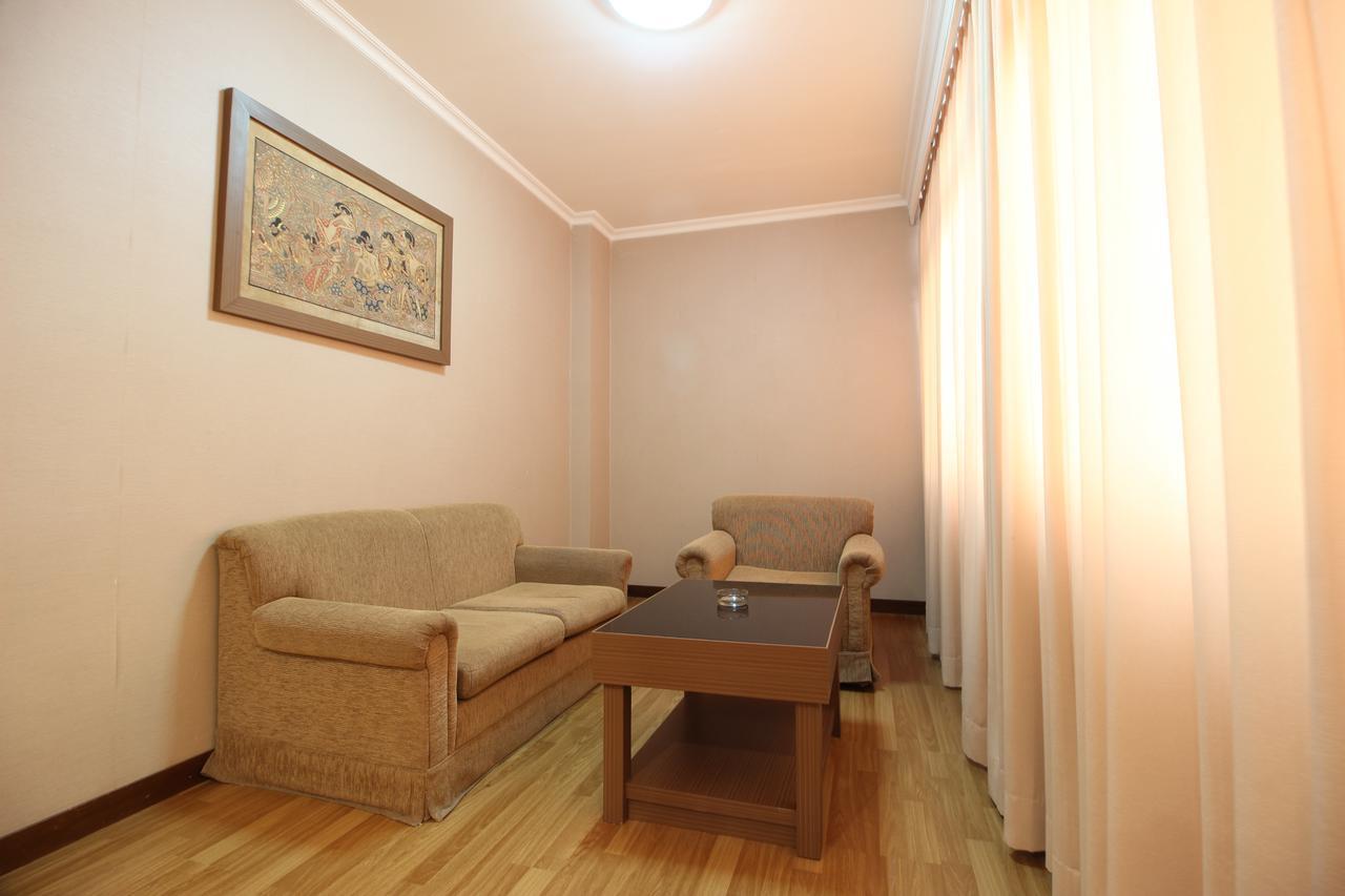 Reddoorz Premium @ Slamet Riyadi 2 Surakarta  Екстер'єр фото